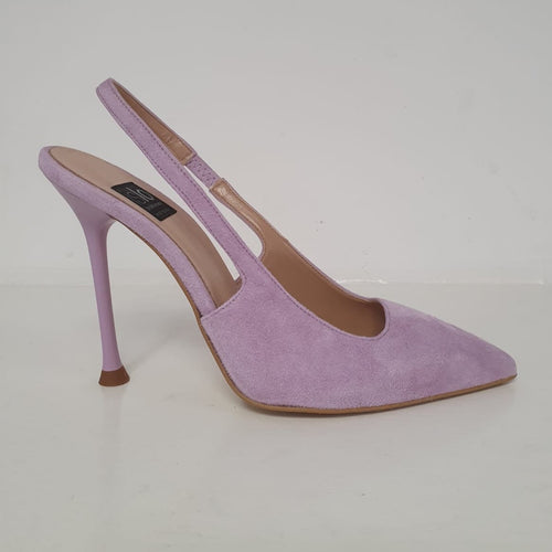 Meravigliosa Décollétte in camoscio color tulip lilla con cinturino regolabile in caviglia e tacco 10cm.  Un delizioso modello Made in Italy della nuova collezione di Islo, elegante e chic.
