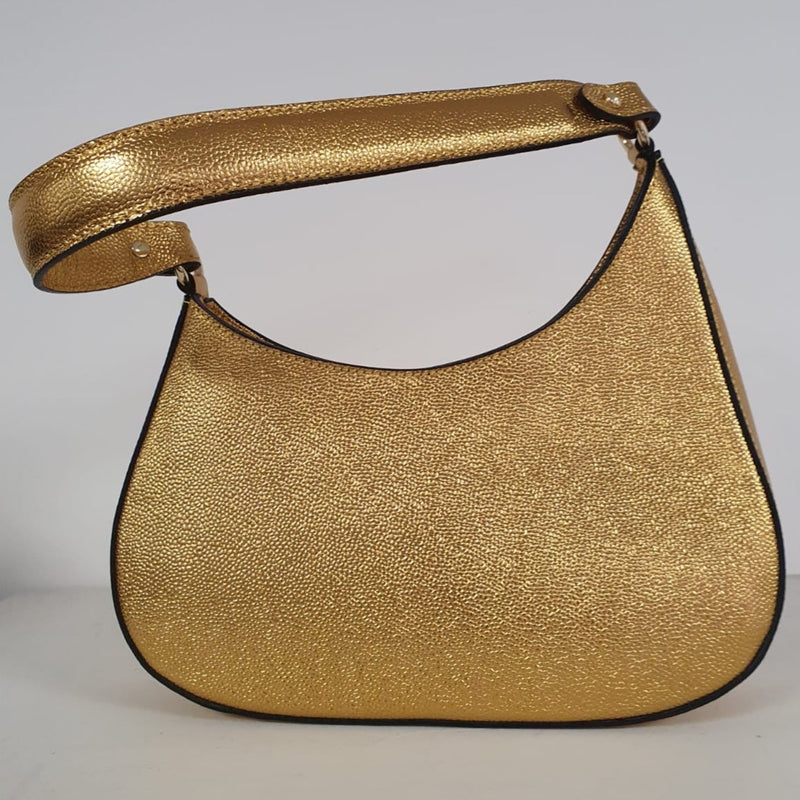Deliziosa pochette in pelle con chiusura a zip, manico rinforzato e tracolla.  Misure: 28x13,5x7cm  Delizioso nuovi arrivo, Made in Italy!  Colori disponibili: platino, rosa baby, nero, moro, verde, vinaccia