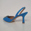 Meraviglioso décolleté in raso azzurro/turchese, la scarpa è in stile Chanel con tallone scoperto e ha il tacco 7cm. Nella parte ateriore ha un dettaglio crystal, molto chic.  Un delizioso nuovo arrivo della collezione P/E raffinato ed elegante, Made in Italy.