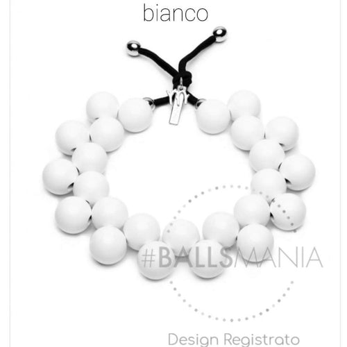 Collana elasticizzata realizzata con sfere in resina, nichel free. Queste collane ti piaceranno perchè donano un bellissimo colore al tuo look, sono 100% artigianali e Made in Italy.  Colore: bianca, perno in ottone  Collezione: BallsMania