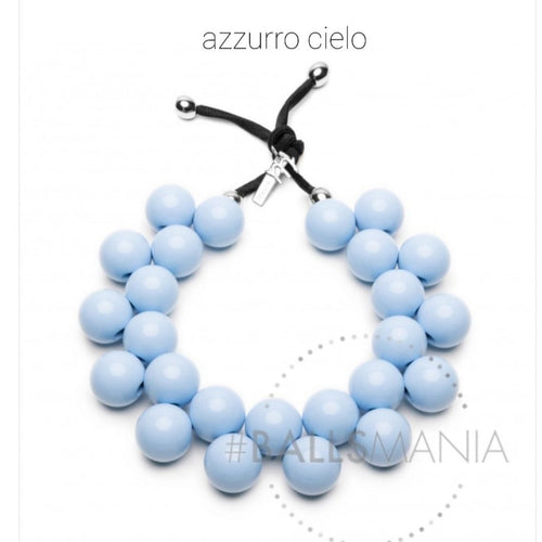 Collana tinta unita elasticizzata realizzata con sfere in resina, nichel free. Queste collane ti piaceranno perchè donano un bellissimo colore al tuo look, sono 100% artigianali e Made in Italy.  Colore: azzurro, perno in ottone  Collezione: BallsMania