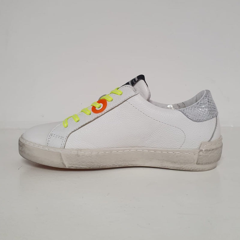 Meravigliosa sneakers in pelle dollarino bianco, parte del tallone è in logic bianco e morgana argento.  I lacci e gli ochhielli sono fluo mentre il fondo è bianco bianco.  Un delizioso e raffinato nuovo arrivo della collezione di Meline, Made in Italy.