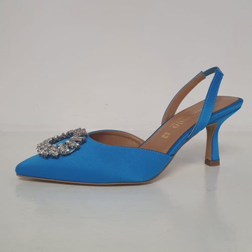 Meraviglioso décolleté in raso azzurro/turchese, la scarpa è in stile Chanel con tallone scoperto e ha il tacco 7cm. Nella parte ateriore ha un dettaglio crystal, molto chic.  Un delizioso nuovo arrivo della collezione P/E raffinato ed elegante, Made in Italy.