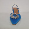 Meraviglioso décolleté in raso azzurro/turchese, la scarpa è in stile Chanel con tallone scoperto e ha il tacco 7cm. Nella parte ateriore ha un dettaglio crystal, molto chic.  Un delizioso nuovo arrivo della collezione P/E raffinato ed elegante, Made in Italy.