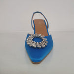 Meraviglioso décolleté in raso azzurro/turchese, la scarpa è in stile Chanel con tallone scoperto e ha il tacco 7cm. Nella parte ateriore ha un dettaglio crystal, molto chic.  Un delizioso nuovo arrivo della collezione P/E raffinato ed elegante, Made in Italy.