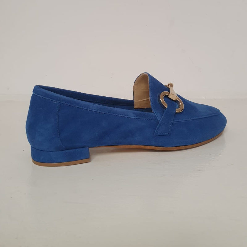 Meraviglioso mocassino scamosciato color jeans - blu con morsetto oro, tacco 1cm.  Nuovo mocassino della collezione primaverile elegante e chic, Made in Italy!