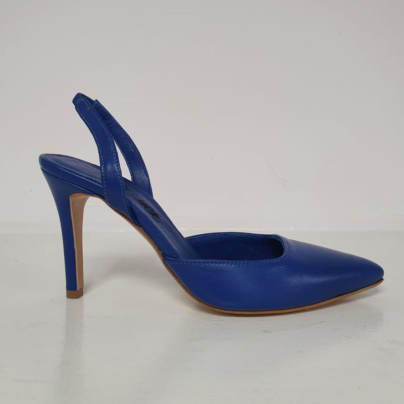 Meraviglioso décolleté in pelle color gbluette, la scarpa è in stile Chanel con tallone scoperto e ha il tacco 8,5cm.  Un delizioso nuovo arrivo della collezione primaverile raffinato ed elegante, Made in Italy.