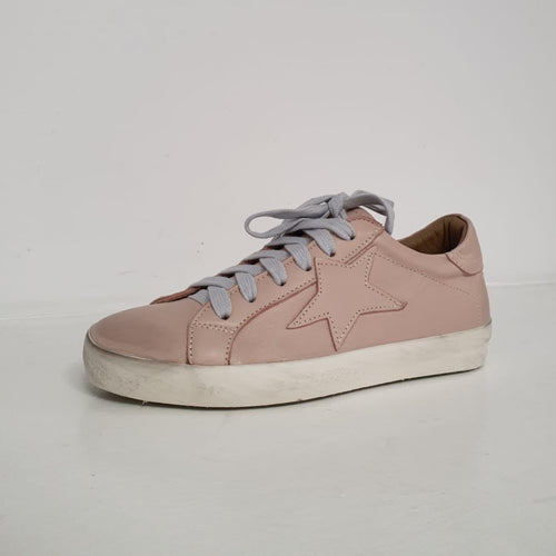 Meravigliosa sneakers in vitello rosa, color silver - pink con la stella laterale.  Le stringhe sono silver e suola è chiara.  Un delizioso nuovo arrivo della collezione primavera/estate 2022 di Crown, Made in Italy.