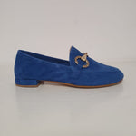 Meraviglioso mocassino scamosciato color jeans - blu con morsetto oro, tacco 1cm.  Nuovo mocassino della collezione primaverile elegante e chic, Made in Italy!