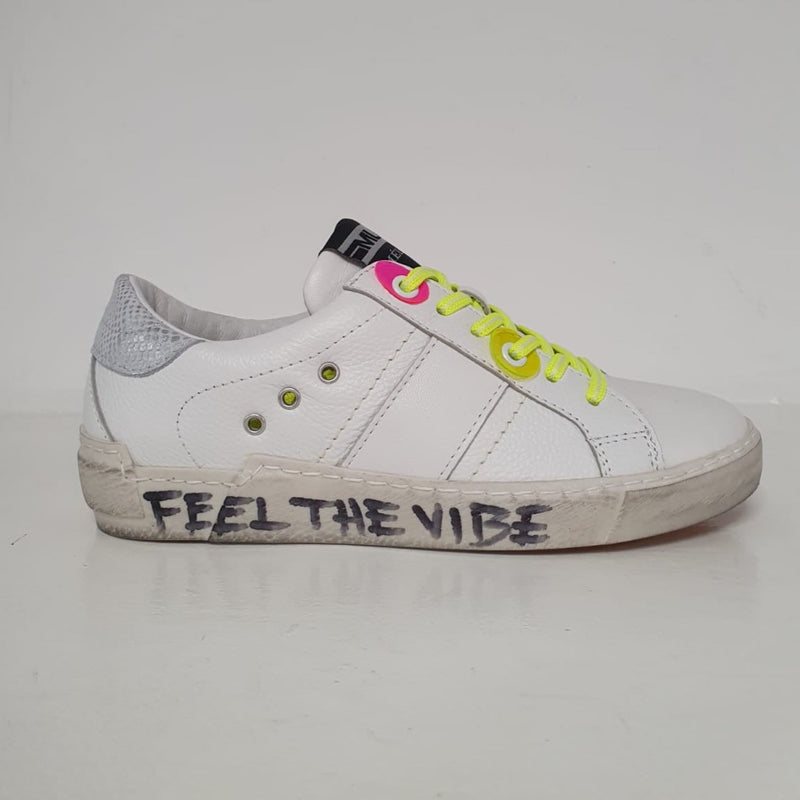 Meravigliosa sneakers in pelle dollarino bianco, parte del tallone è in logic bianco e morgana argento.  I lacci e gli ochhielli sono fluo mentre il fondo è bianco bianco.  Un delizioso e raffinato nuovo arrivo della collezione di Meline, Made in Italy.