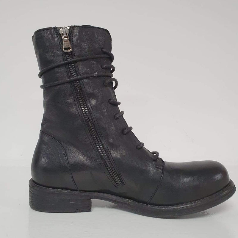 Stivaletto stringato nero in pelle lavata con doppia zip laterale, una in ogni lato.  Suola e lacci sono neri, è alto 18cm in gamba, il fondo è in cuoio con copertura in gomma.  Questo stivaletto è un nuovissimo arrivo della collezione autunnale Made in Italy, ideale per look cittadini.