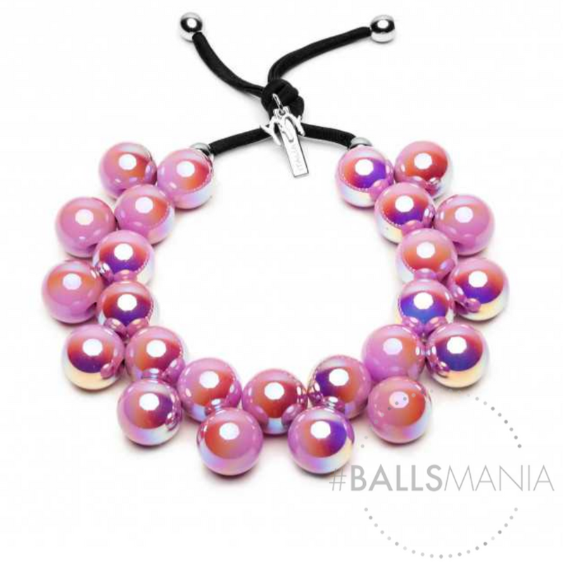 Collana tinta unita elasticizzata realizzata con sfere in resina dall'effetto iridescente, nichel free. Queste collane della collezione di Ballsmania ti piaceranno perchè donano un bellissimo colore al tuo look, sono 100% artigianali e Made in Italy.  Collane: 25 sfere da 22 mm diametro lunghezza collana elastica 60 cm  Modello: Superstar - Lady  *I prodotti che hanno una finitura data da trattamenti particolari, richiedono maggior cura e attenzione nell’essere indossati.