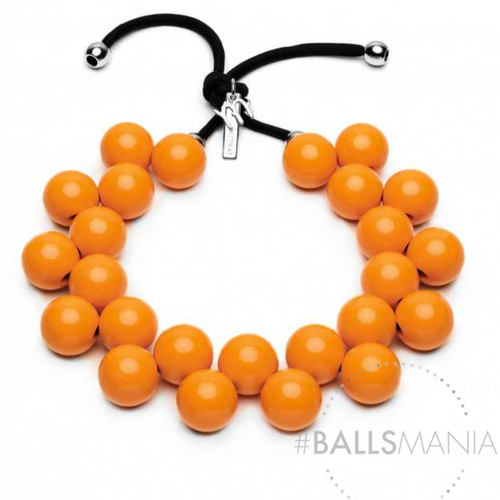 Collana elasticizzata realizzata con sfere in resina, nichel free. Queste collane ti piaceranno perchè donano un bellissimo colore al tuo look, sono 100% artigianali e Made in Italy.  Collane: 25 sfere da 22 mm diametro, lunghezza collana elastica 60 cm  Colore: Arancio Fiamma, perno in ottone  Collezione: BallsMania