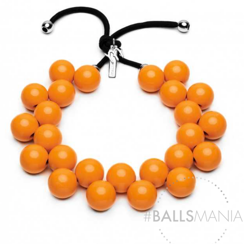 Collana elasticizzata realizzata con sfere in resina, nichel free. Queste collane ti piaceranno perchè donano un bellissimo colore al tuo look, sono 100% artigianali e Made in Italy.  Collane: 25 sfere da 22 mm diametro, lunghezza collana elastica 60 cm  Colore: Arancio Fiamma, perno in ottone  Collezione: BallsMania