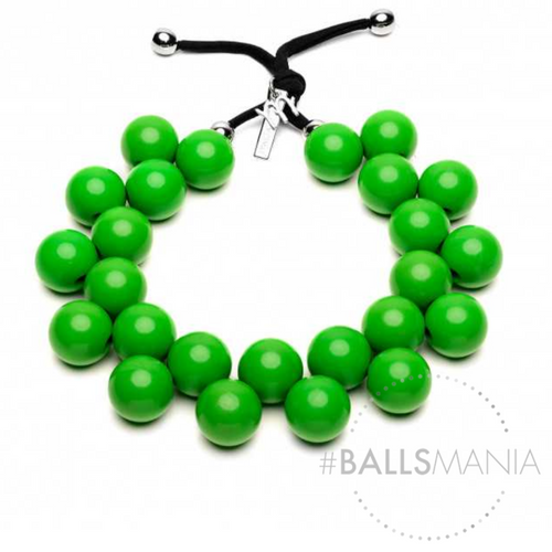 Collana tinta unita elasticizzata realizzata con sfere in resina, nichel free. Queste collane ti piaceranno perchè donano un bellissimo colore al tuo look, sono 100% artigianali e Made in Italy.  Colore: Verde Kelly, perno in ottone  Collezione: BallsMania