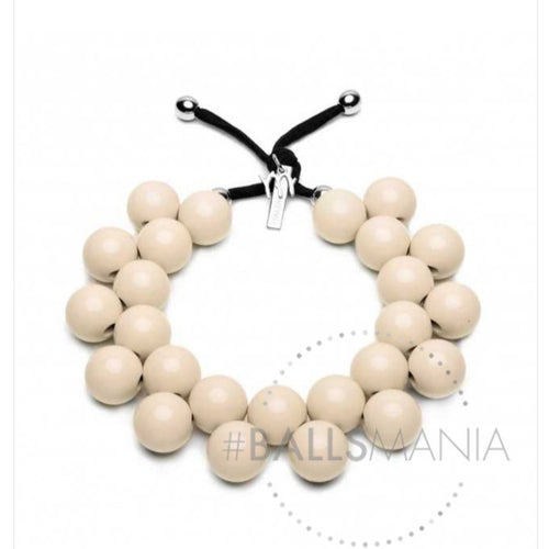 Collana tinta unita elasticizzata realizzata con sfere in resina, nichel free. Queste collane ti piaceranno perchè donano un bellissimo colore al tuo look, sono 100% artigianali e Made in Italy.  Colore: malva, perno in ottone  Collezione: BallsMania