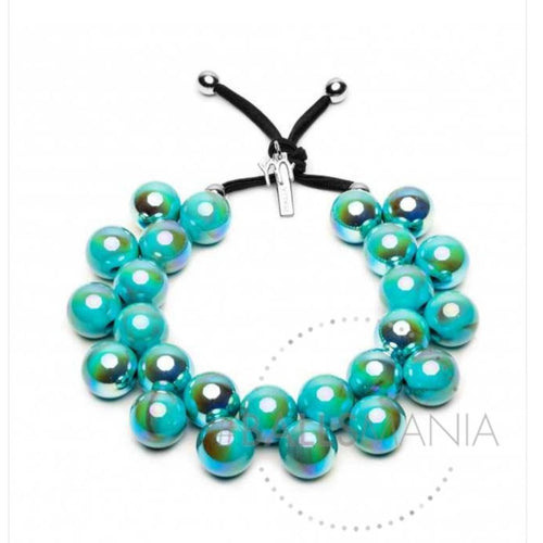 Collana elasticizzata realizzata con sfere in resina dall'effetto iridescente, nichel free. Ti piacerà se ami donare un tocco di colore chic ed elegante ai tuoi outfit!  I prodotti che hanno una finitura data da trattamenti particolari, richiedono maggior cura e attenzione nell’essere indossati.  Collane: 25 sfere da 22 mm diametro lunghezza collana elastica 60 cm, perno in ottone  Colore: azzurro cindarella