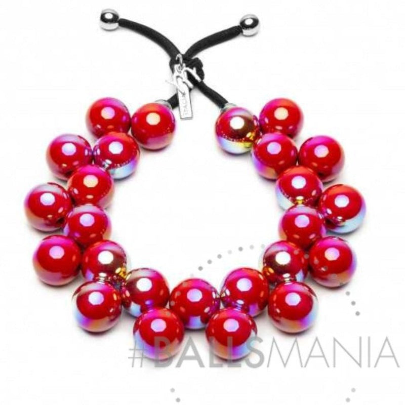 Collana tinta unita elasticizzata realizzata con sfere in resina dall'effetto iridescente, nichel free. Queste collane della collezione di Ballsmania ti piaceranno perchè donano un bellissimo colore al tuo look, sono 100% artigianali e Made in Italy.  Collane: 25 sfere da 22 mm diametro lunghezza collana elastica 60 cm  Modello: Superstar - Cherry  *I prodotti che hanno una finitura data da trattamenti particolari, richiedono maggior cura e attenzione nell’essere indossati.