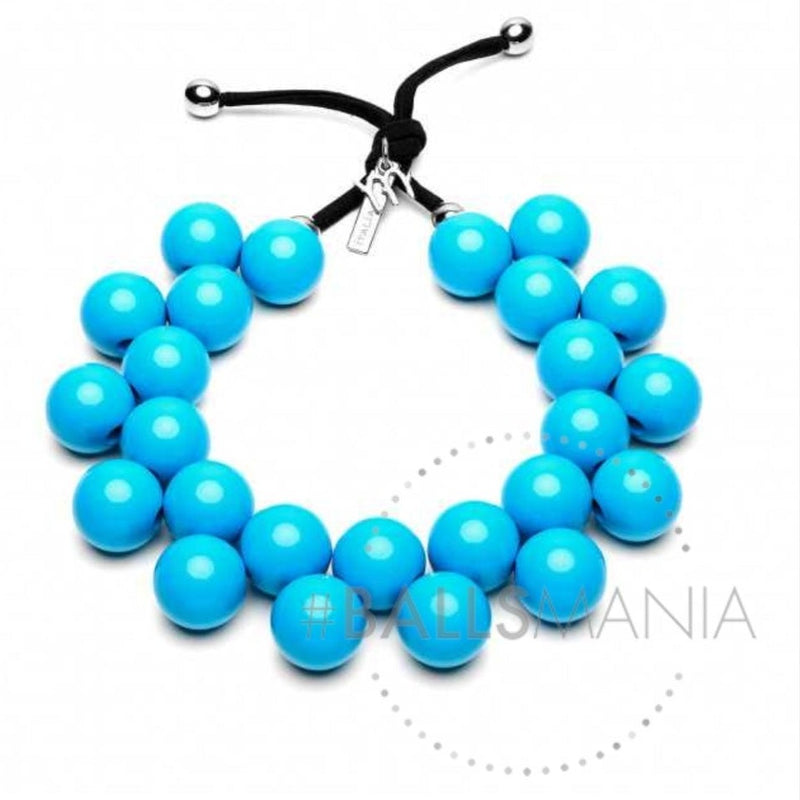 Collana tinta unita elasticizzata realizzata con sfere in resina, nichel free. Queste collane ti piaceranno perchè donano un bellissimo colore al tuo look, sono 100% artigianali e Made in Italy.  Colore: azzurro allegro, perno in ottone  Collezione: BallsMania