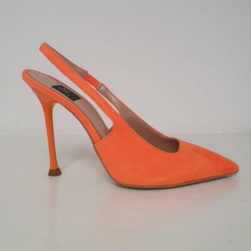 Meravigliosa Décollétte in camoscio color mandarino con cinturino regolabile e un bellissimo con tacco 10cm.  Un delizioso modello Made in Italy della nuova collezione di Islo, elegante e chic.
