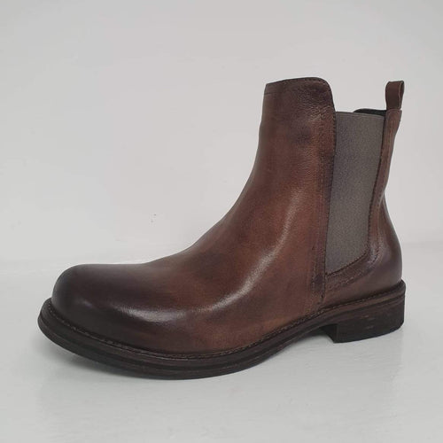 Stivaletto beatles in pelle lavata color cacao, ha un comodo elastico laterale che agevola la calzata. Un modello evergreen da avere sempre nella scarpiera.  Lo stivaletto ha il tacco di 2cm, è un nuovissimo arrivo autunnale Made in Italy!