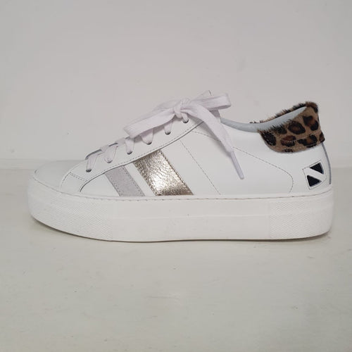 Meravigliosa sneakers in pelle bianca con particolari maculati sul tallone, lateralmente ci sono bande oro e argento. I lacci sono bianchi e la suola è chiara.  Un delizioso e raffinato nuovo arrivo della collezione di Crown, Made in Italy.