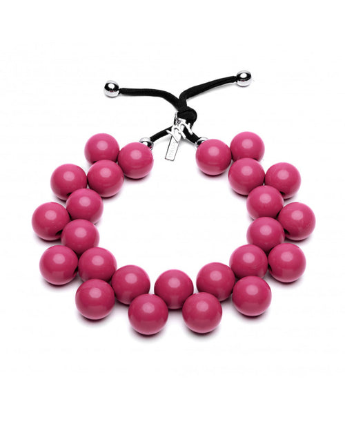 Collana tinta unita elasticizzata realizzata con sfere in resina, nichel free. Queste collane ti piaceranno perchè donano un bellissimo colore al tuo look, sono 100% artigianali e Made in Italy.  Colore: orchidea selvaggia, perno in ottone  Collezione: BallsMania