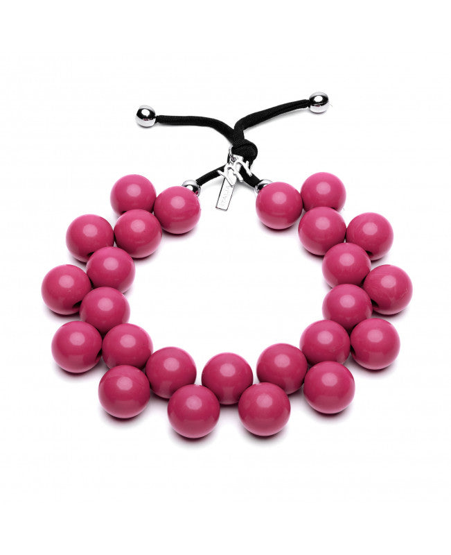 Collana tinta unita elasticizzata realizzata con sfere in resina, nichel free. Queste collane ti piaceranno perchè donano un bellissimo colore al tuo look, sono 100% artigianali e Made in Italy.  Colore: orchidea selvaggia, perno in ottone  Collezione: BallsMania