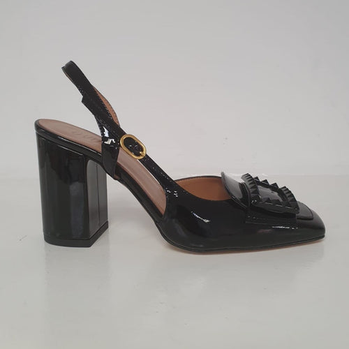 Meravigliosa Décollétte in vernice nera con cinturino regolabile in caviglia. La scarpa ha un comodo tacco di 8,5cm.  Un delizioso modello Made in Italy della nuova collezione di Ovyè, elegante e chic.