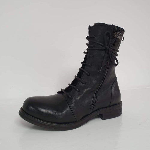 Stivaletto stringato nero in pelle lavata con doppia zip laterale, una in ogni lato.  Suola e lacci sono neri, è alto 18cm in gamba, il fondo è in cuoio con copertura in gomma.  Questo stivaletto è un nuovissimo arrivo della collezione autunnale Made in Italy, ideale per look cittadini.