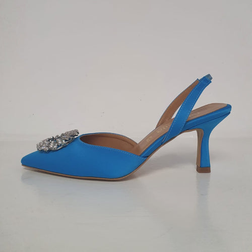 Meraviglioso décolleté in raso azzurro/turchese, la scarpa è in stile Chanel con tallone scoperto e ha il tacco 7cm. Nella parte ateriore ha un dettaglio crystal, molto chic.  Un delizioso nuovo arrivo della collezione P/E raffinato ed elegante, Made in Italy.