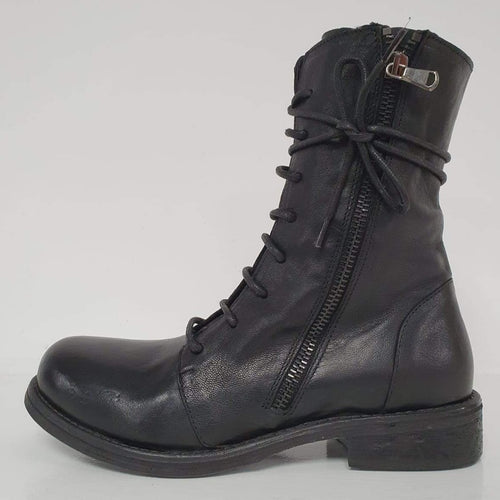 Stivaletto stringato nero in pelle lavata con doppia zip laterale, una in ogni lato.  Suola e lacci sono neri, è alto 18cm in gamba, il fondo è in cuoio con copertura in gomma.  Questo stivaletto è un nuovissimo arrivo della collezione autunnale Made in Italy, ideale per look cittadini.