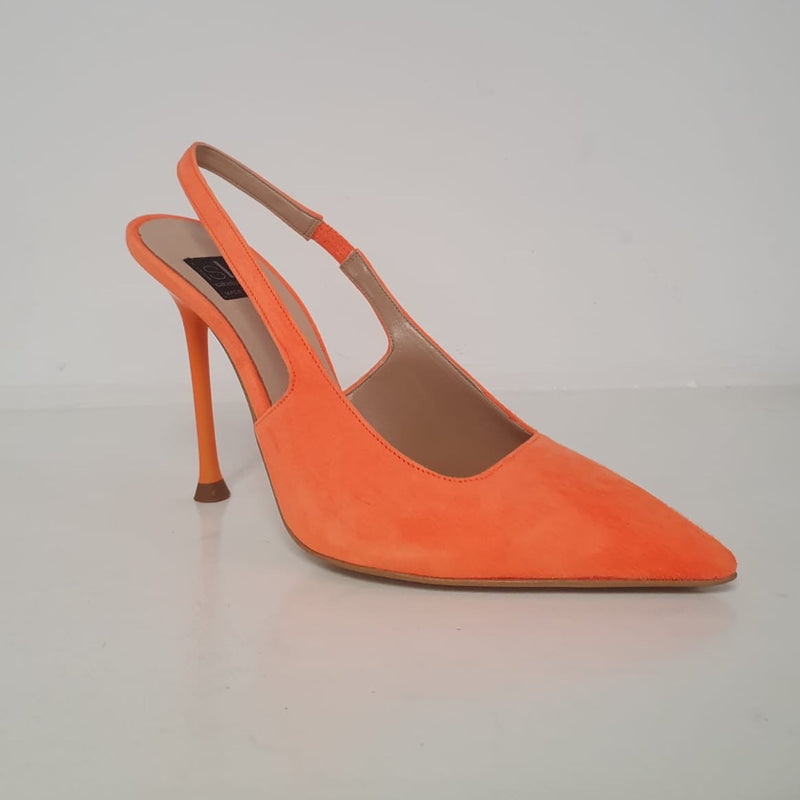 Meravigliosa Décollétte in camoscio color mandarino con cinturino regolabile e un bellissimo con tacco 10cm.  Un delizioso modello Made in Italy della nuova collezione di Islo, elegante e chic.