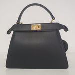 Mini bag in pelle martellata con manico centrale e particolari oro.  Colori: cuoio, nero  Misure: 22,5x16,5x10cm  Delizioso nuovo arrivo!