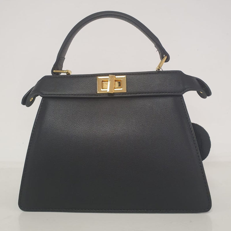 Mini bag in pelle martellata con manico centrale e particolari oro.  Colori: cuoio, nero  Misure: 22,5x16,5x10cm  Delizioso nuovo arrivo!