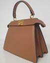 Mini bag in pelle martellata con manico centrale e particolari oro.  Colori: cuoio, nero  Misure: 22,5x16,5x10cm  Delizioso nuovo arrivo!