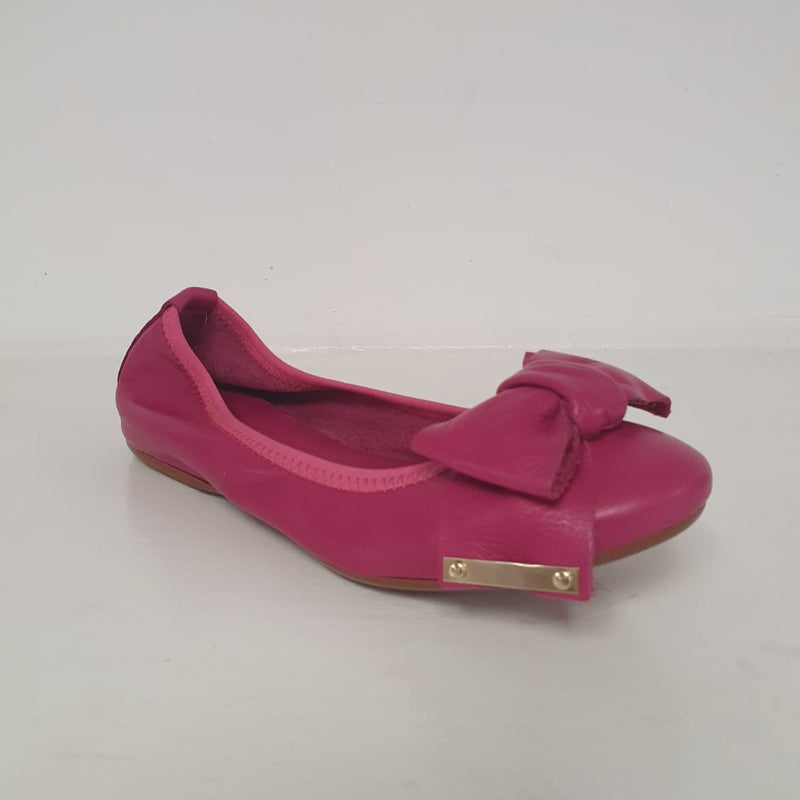 Meravigliosa ballerina in pelle fucsia con elastico e fiocchetto, i particolari sono color oro.  Nuova collezione primavera/estate 2023, Made in Italy di Crown.