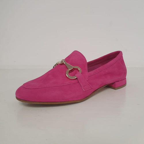 Meraviglioso mocassino scamosciato color fucsia con morsetto oro, tacco 1cm.  Nuovo mocassino della collezione primaverile elegante e chic, Made in Italy!