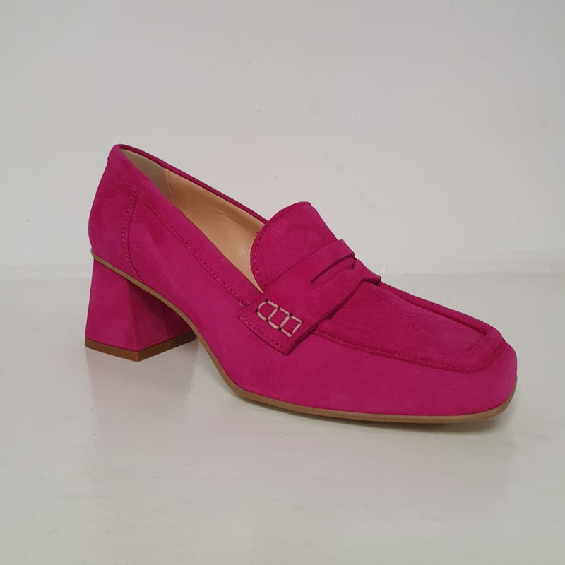 Meraviglioso mocassino in camoscio fucsia con tacco 5cm.  Nuovo mocassino colorato e chic della collezione di Ovyè.