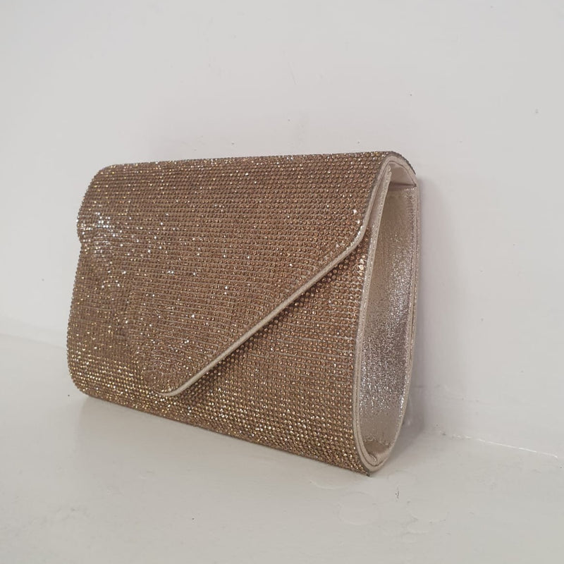 Mini bag in micro glitter oro. La amerai se ti piacciono le bag chic per i tuoi look più belli!  Misure: 19x13x5,5cm  Delizioso nuovo arrivo!