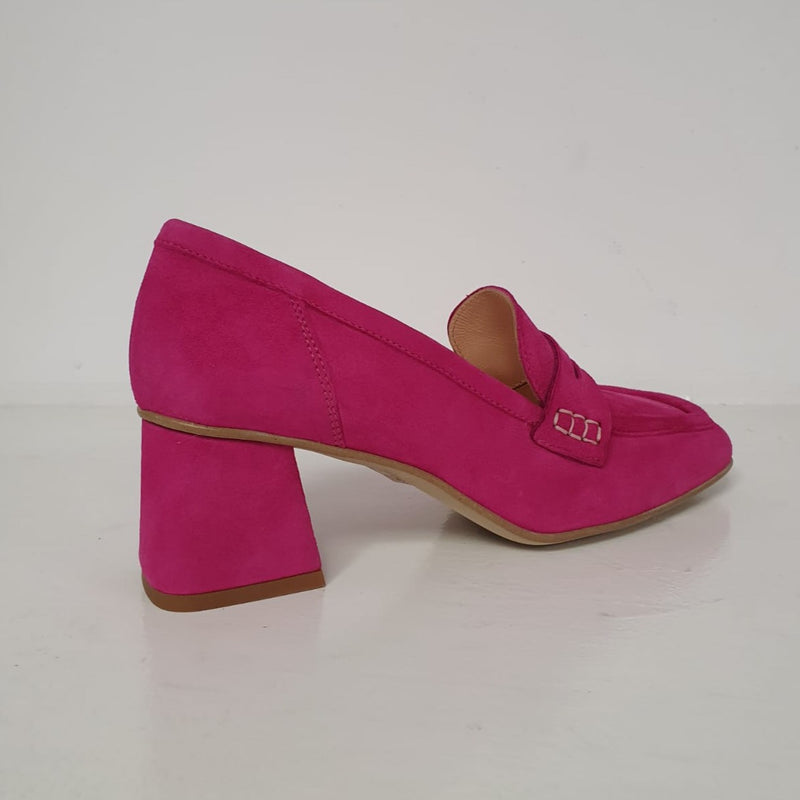 Meraviglioso mocassino in camoscio fucsia con tacco 5cm.  Nuovo mocassino colorato e chic della collezione di Ovyè.