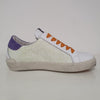 Nuovissima Sneakers in pelle bianca con particolari lilla e verdi, dettagli nella parte del tallone viola.  I lacci sono color mattone e la suola è chiara.  Meravigliosa novità primavera 2023 Made in Italy di Meline.