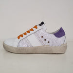 Nuovissima Sneakers in pelle bianca con particolari lilla e verdi, dettagli nella parte del tallone viola.  I lacci sono color mattone e la suola è chiara.  Meravigliosa novità primavera 2023 Made in Italy di Meline.