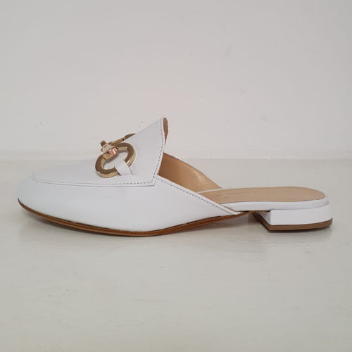 Meraviglioso sabot in pelle bianco con morsetto oro, tacco 1cm.  Nuovo mocassino della collezione primaverile elegante e chic, Made in Italy!