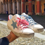 Meravigliosa sneakers in pelle bianca, con particolari invertiti dal destro al sinistro.  Tallone con dettagli glitter turchese e rosa, stellina laterale rosa e turchese   Suola chiara e lacci rosa/turchesi.  Un super modello unico della collezione di Crown, Made in Italy.