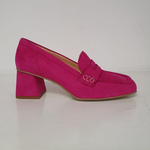 Meraviglioso mocassino in camoscio fucsia con tacco 5cm.  Nuovo mocassino colorato e chic della collezione di Ovyè.