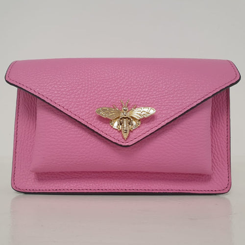 Deliziose pochette in pelle martellata con doppio spazio interno e chiusura con apina in dettaglio. Mini bag hanno la tracolla in tono.   Misure: 19,50x12x5cm  Colori disponibili: azzurro e rosa