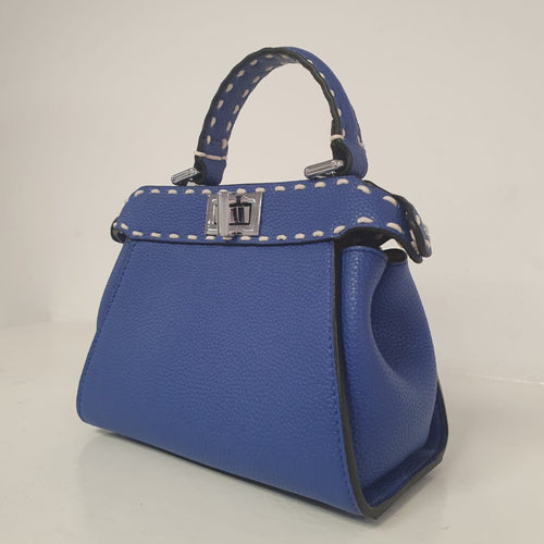 Mini bag in pelle martellata con manico centrale e chiusura centrale. La borsa ha le cuciture biache a vista.  Colori: blu, nero  Misure: 18,5x15x9,5cm  Delizioso nuovo arrivo!