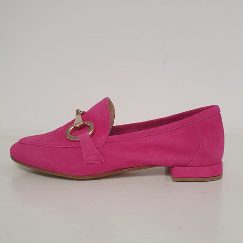 Meraviglioso mocassino scamosciato color fucsia con morsetto oro, tacco 1cm.  Nuovo mocassino della collezione primaverile elegante e chic, Made in Italy!