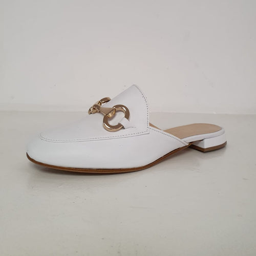 Meraviglioso sabot in pelle bianco con morsetto oro, tacco 1cm.  Nuovo mocassino della collezione primaverile elegante e chic, Made in Italy!